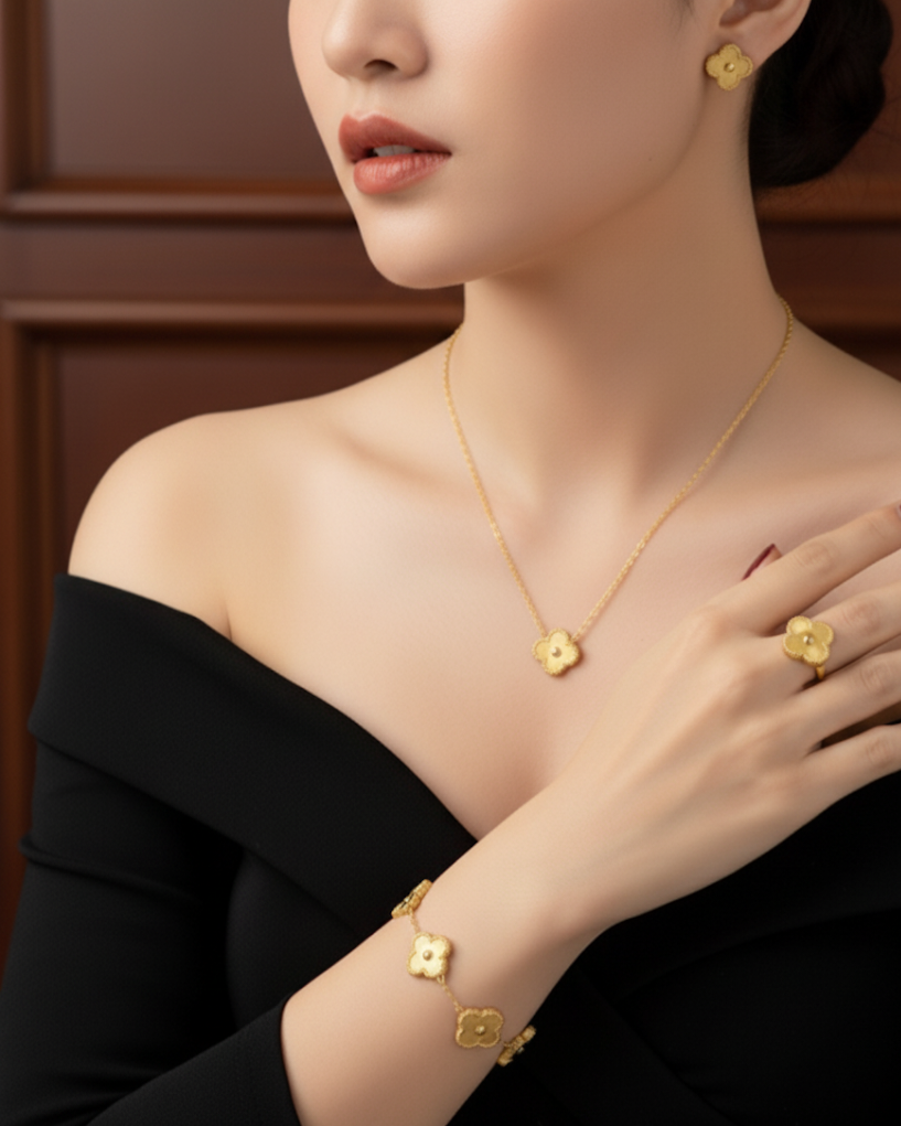 Golden Vancleef Complete set with Ring